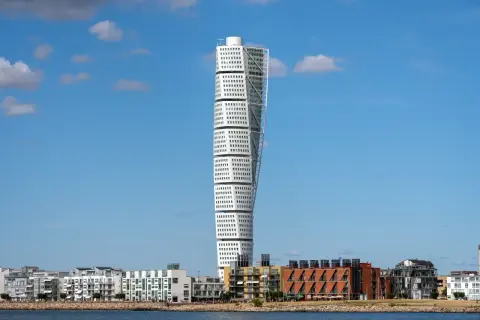 Turning torso utsikt över Malmös moderna arkitektur vid vattnet en solig dag.
