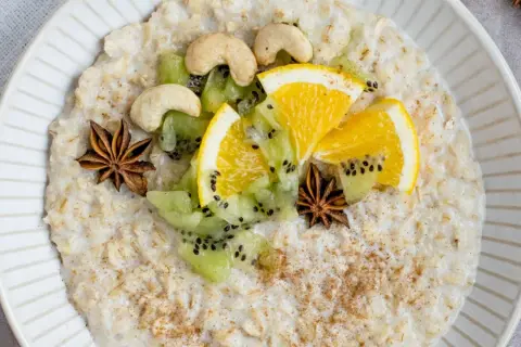 Pyszna kasza manna z owocami kiwi, pomarańczą, orzechami i anyżem. Idealna na zdrowe śniadanie, z niską zawartością kasza manna kcal.