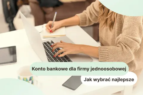 Kobieta pisze na laptopie, szukając informacji, gdzie założyć konto firmowe dla swojej jednoosobowej działalności.