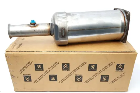 Filtr DPF Peugeot 2.0 HDI na kartonie z logo producenta.