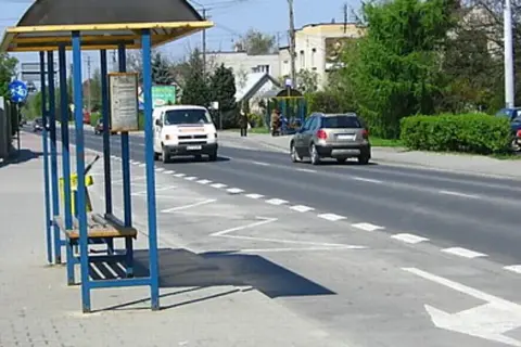 Na pasie do skrętu w prawo, obok przystanku, samochód powinien włączyć kierunkowskaz.