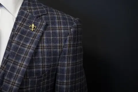 Stylizacje z granatową marynarką: 10 inspiracji na każdą okazję