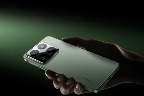Dłoń trzyma zielony smartfon Xiaomi, najnowszy model, z charakterystycznym modułem aparatów Leica.