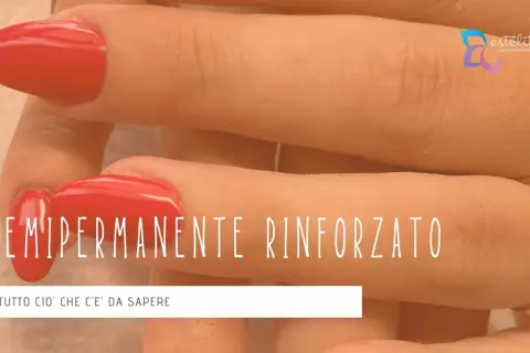 Unghie rosse perfette, un esempio di estetica unghie curata. Semipermanente rinforzato per mani impeccabili.