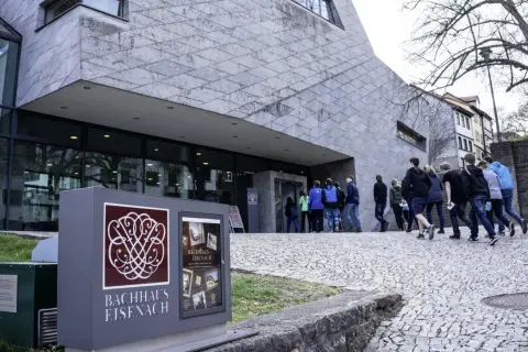 Besucher am Bachhaus Eisenach, dem Geburtsort von Johann Sebastian Bach.