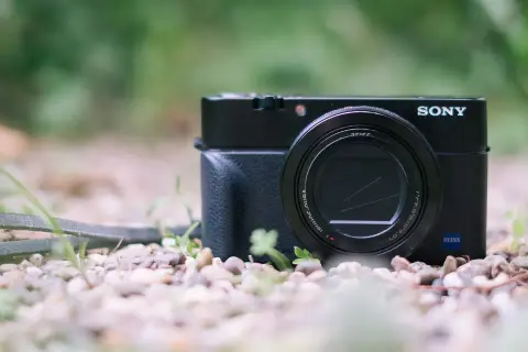 Sony RX100 III im Gras. Entdecke Sony RX100 III Tipps und Tricks für tolle Aufnahmen.