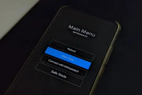 Ekran telefonu Xiaomi w trybie fastboot, menu główne MIUI Recovery 5.0 z zaznaczonym "Wipe Data".