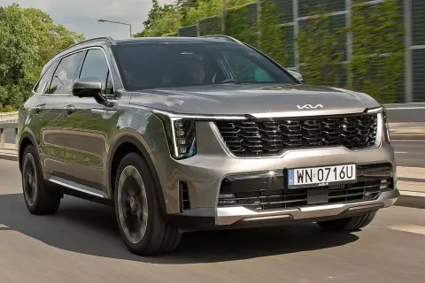 Szary Kia Sorento w ruchu drogowym. Sprawdź atrakcyjną kia sorento cena i wybierz swój wymarzony SUV.