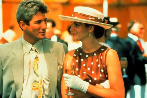 Julia Roberts w filmach, w tym w tej scenie z Richardem Gere, zachwyca elegancją.