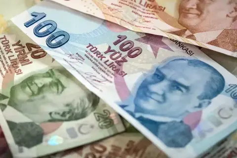 Turecka lira, czyli jaka waluta do Turcji? Na zdjęciu banknoty 100 i 20 lir tureckich z wizerunkami Atatürka.