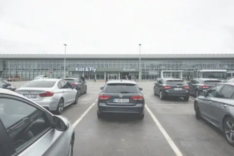Jak odebrać kogoś z lotniska Balice bez stresu i problemów?