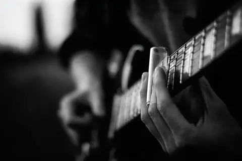 Jak wajcha w gitarze elektrycznej zmienia brzmienie i technikę gry