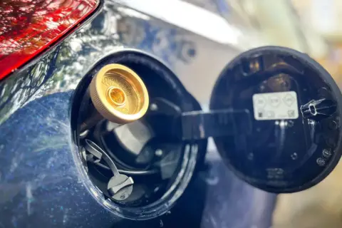 Zbiornik LPG w samochodzie, gotowy do tankowania. Sprawdzamy aktualną cenę gazu LPG, by zaoszczędzić.