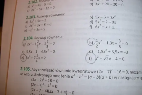 Fragment strony z podręcznika z zadaniami matematycznymi, w tym równaniami kwadratowymi.
