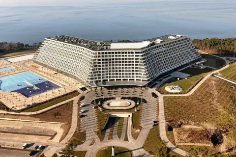 Nowoczesny hotel Gołębiewski z basenem i parkingiem, widok z lotu ptaka.