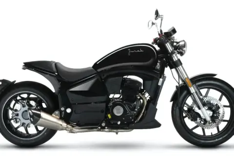 Czarny motocykl Junak M15, gotowy do odblokowania pełnej mocy i wolności na drodze. Stylowy cruiser z chromowanymi elementami.