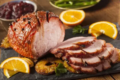 Soczysta szynka pieczona, idealna na święta, z pomarańczą i ananasem. Ta marynata do szynki pieczonej nada jej wyjątkowy smak.