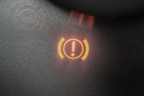 Voyant de frein allumé, signalant un possible liquide de frein vide.
