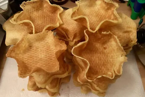 Frisch gebackene, sternförmige Eiswaffeln liegen gestapelt auf Küchenpapier. Perfekt zum **eiswaffeln selber machen** für den Sommer!