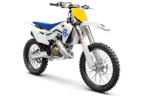 Biały motocykl crossowy Husqvarna 125 z niebieskim siedzeniem i żółtymi akcentami.