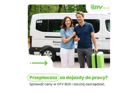 Szczęśliwa para z walizką przy busie GTV BUS. Sprawdź cennik GTV BUS i oszczędzaj na dojazdach do pracy.