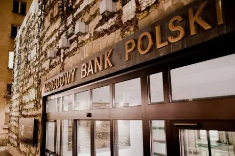 Zarobki asystentki w NBP: Ile naprawdę można zarobić w banku centralnym?