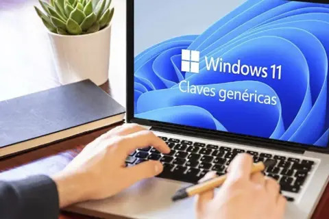 Manos escribiendo en un portátil con Windows 11. ¿Qué pasa si no activo Windows? Podrías perder funciones.