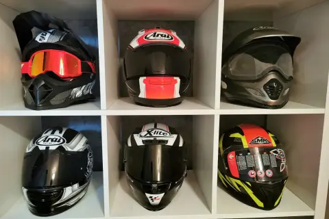 Sześć kasków motocyklowych: crossowy z goglami, dwa turystyczne Arai, jeden enduro, X-lite i SMK. Jaki kask na motor szosowo-turystyczny wybrać?