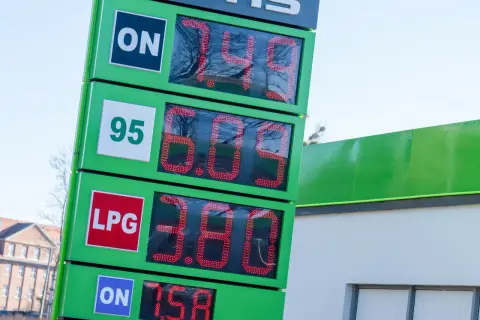 Czym się różni benzyna od diesla? Na tablicy widać ceny: ON 7.49, 95 6.89, LPG 3.80, ON 7.58.