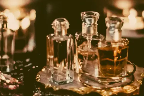 Kilka eleganckich buteleczek z perfumami, niektóre z płynem w kolorze bursztynu. Czy perfumy się psują? Te wyglądają na wieczne.