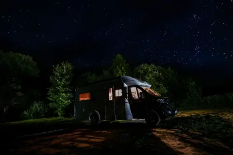 Kamper nocą, wśród drzew, pod rozgwieżdżonym niebem. Odkrywanie mało znanych miejsc na Podkarpaciu z dala od cywilizacji.