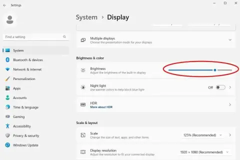 Ustawienia systemu Windows: jak rozjaśnić ekran za pomocą klawiatury. Suwak jasności jest widoczny.
