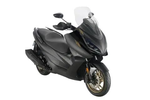 Scooter Zontes E350 negro mate, con detalles dorados. A pesar de su diseño, algunos usuarios reportan zontes e350 problemas.