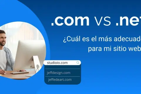 Hombre sonriente frente a un ordenador, con texto sobre la diferencia entre .com y .net para tu sitio web.