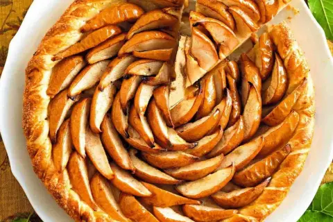 Torta compleanno invernale con pere caramellate e pasta sfoglia dorata, perfetta per un giorno speciale.