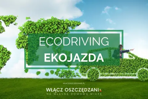 Ziemia z liści, zielony samochód i napis "ECODRIVING EKOJAZDA". Człowiek w aucie pokazuje kierunek, promując ekonomiczną jazdę samochodem.