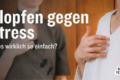 Frauen wenden Klopftechnik gegen Stress an. Kann diese Methode auch bei Trauma helfen?