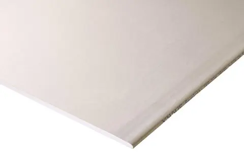 Eine weiße Rigipsplatte mit einer Standard-Rigipsplatten-Dicke, bereit für den Innenausbau.