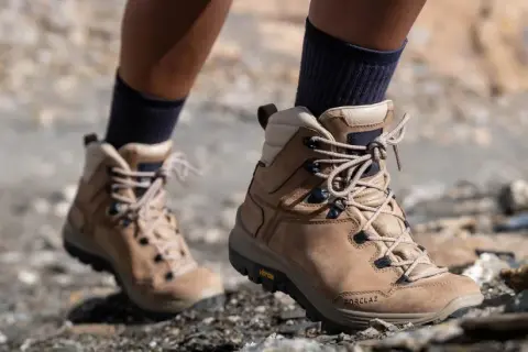 Solidne buty w góry na zimę, z wysoką cholewką i grubą podeszwą Vibram, zapewniające stabilność na kamienistym szlaku.
