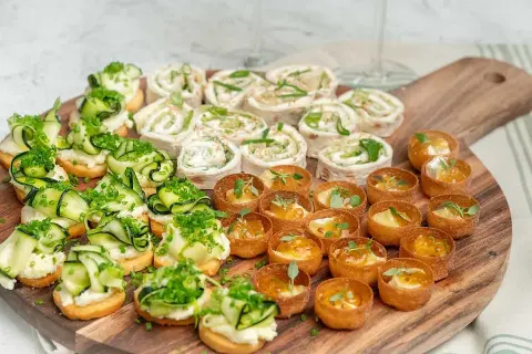 En härlig uppsättning veganska snittar med krämig fyllning, gurka och örter, samt små pajskal med fruktig topping. Perfekt för mingel!