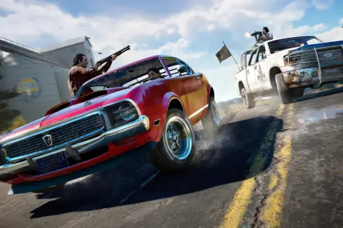 Dynamiczna scena z gry Far Cry 5: czerwony muscle car i biały pickup ścigają się, strzelając do siebie. Sprawdź wymagania sprzętowe!