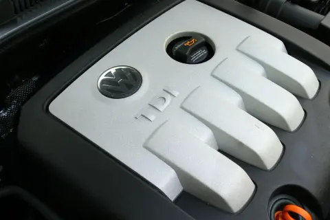 Silnik 2.0 TDI BMM z napisem TDI i logo VW. Widoczny korek wlewu oleju.