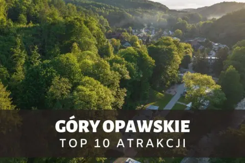 Góry Opawskie w zieleni, z widokiem na miasteczko i szlak turystyczny. Top 10 atrakcji regionu.