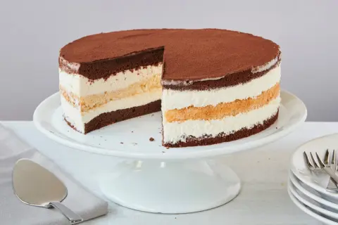 Schokoladenkuchen mit drei Schichten Creme und Kakao bestäubt, perfekt für eine 3-Tage-Torte.