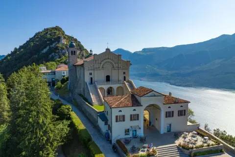 Santuario della Madonna di Montecastello a Tignale, con vista mozzafiato sul Lago di Garda.