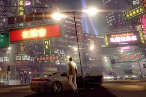 Nocne miasto z neonami, jak w Sleeping Dogs 2. Mężczyzna w garniturze wychodzi z luksusowego auta.