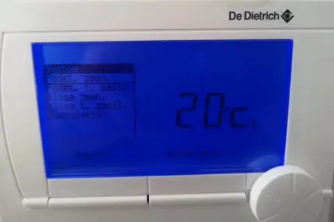 Termostat De Dietrich pokazuje 20°C. Menu "System" zawiera opcje do konfiguracji, np. jak ustawić piec gazowy dwufunkcyjny.