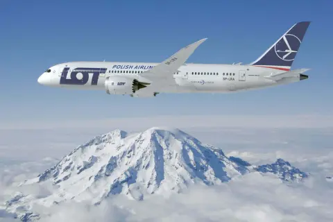 Dreamliner 787 LOT Polish Airlines przelatuje nad ośnieżonymi szczytami gór.