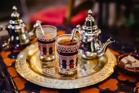 Tradycyjna arabska herbata na tacy. Czy to część przygotowań do ramadanu? Co to jest ramadan?