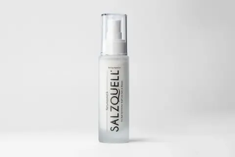 Eine Flasche SALZQUELL Reinigungsmilch mit Pumpspender. Die Anwendung dieser Naturkosmetik verspricht die Kraft von Salz & Wasser für die Haut.